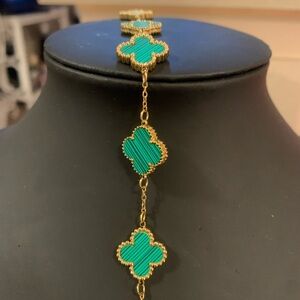 Elegant Gold and Green Clover Bracelet
